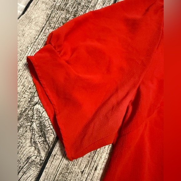 NWOT. CeCe Short Sleeve Top with delicate tie. Slightly puffed sleeve - Picture 6 of 9